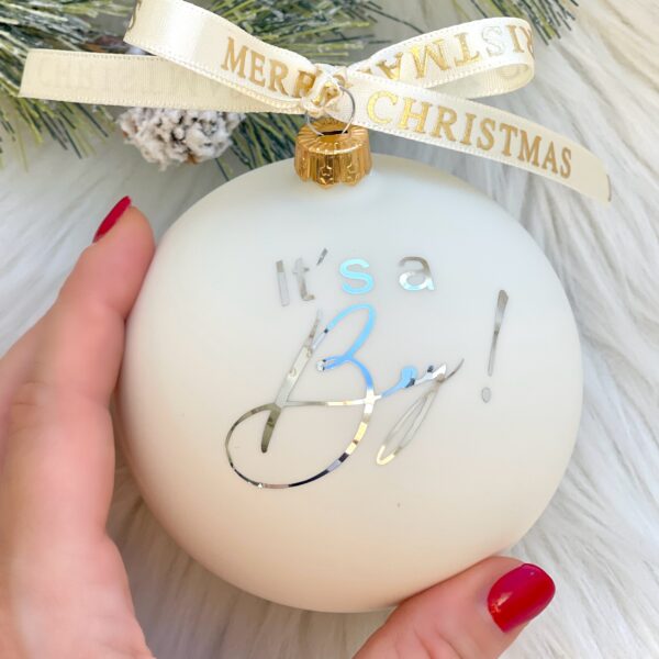 10 cm personalisierte Glas Weihnachtskugel in Creme - Weiß mit goldenen Krönchen