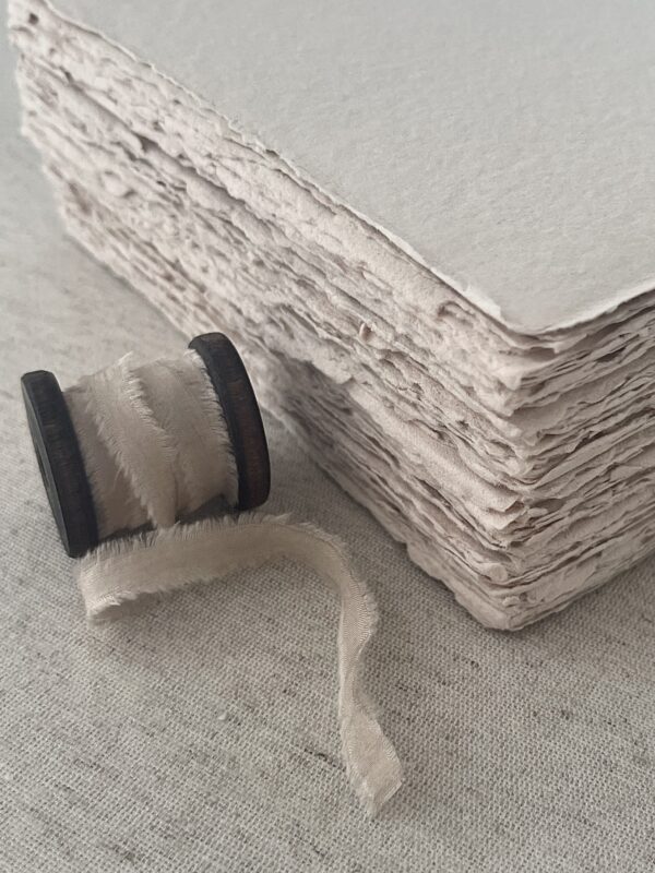Handgeschöpftes Büttenpapier im Sandton Clay